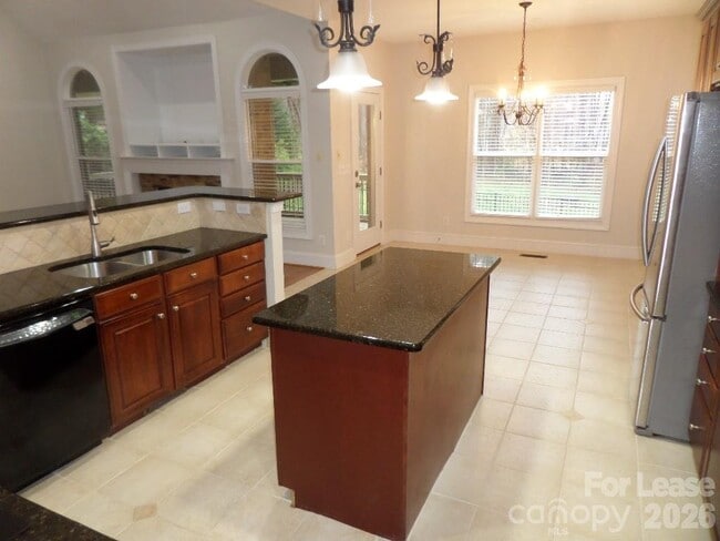 Photo - 421 Greenbay Rd