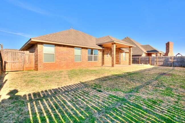Photo - Yes! 3 car garage!