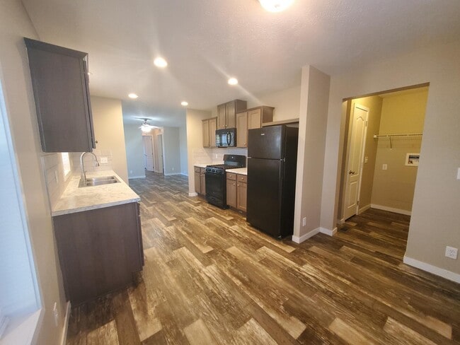 Building Photo - 15 Starling Hill Dr