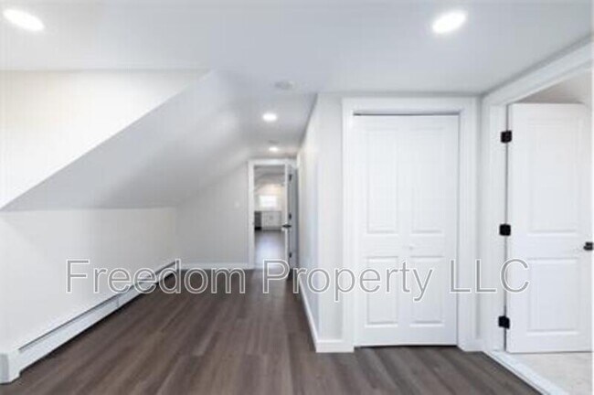 Photo - 28 Aircraft Rd Unidad J