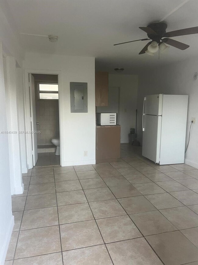 Building Photo - 1124 NW 2nd St Unit 2