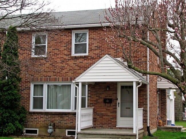 Building Photo - Row Home