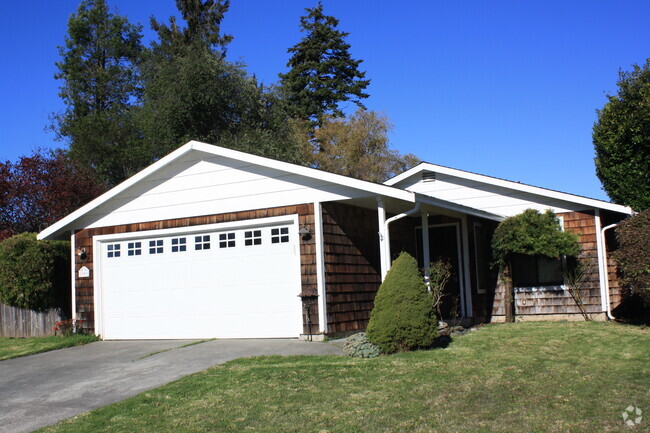 Building Photo - 1959 Holly Dr Rental