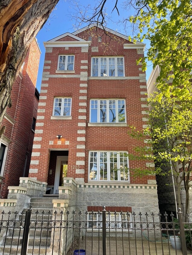 Building - 1225 W Roscoe St (Chicago, IL)