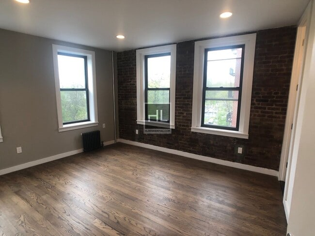 Building Photo - RIVERSIDE DRIVE / Spacious Riverside Drive... Rental