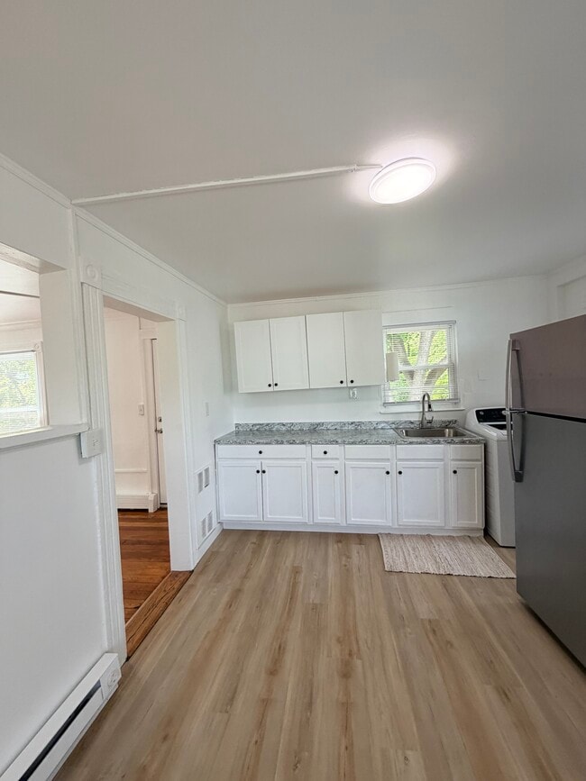 Building Photo - 37 Maud St Unit 2nd Floor