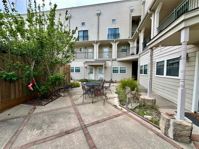 Building Photo - 1602 Elgin St Unit 13
