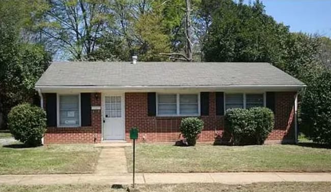 Building Photo - AVAILABLE NOW!!!