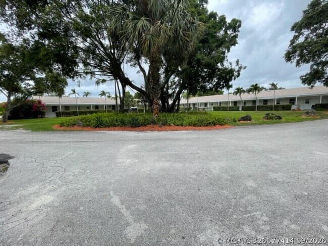 Building Photo - 3000 NW 5th Ave Unit 15