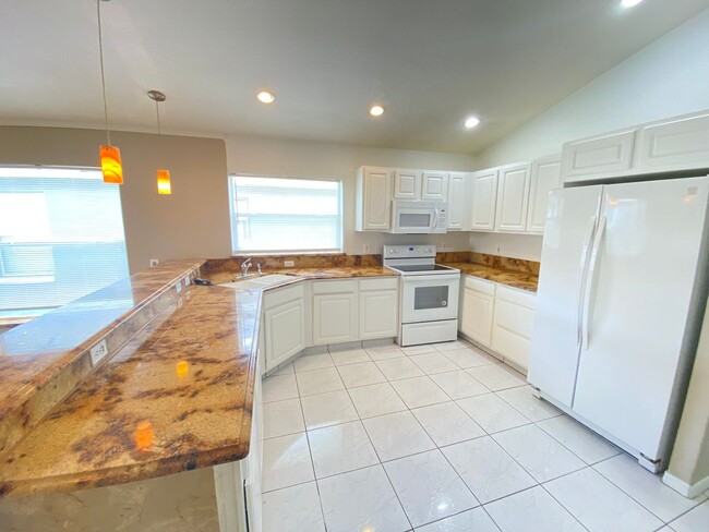 Photo - Beautiful Spacious 4 Bedrooms 2 Bathrooms ...