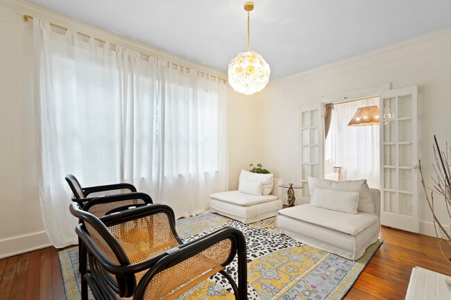 Photo - 211 W 40th St