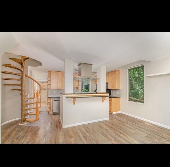 Building Photo - Foxhall Court Unit 1