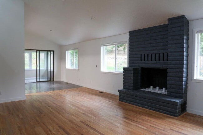 Photo - Spacious 4 Bed / 3 Bath Near Downtown with Two Master Bedrooms!