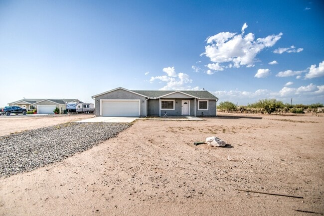 Building Photo - Large 1 + Acre Lot with 3 bedroom home in ...