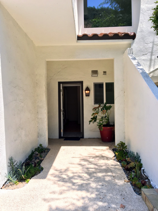 Entryway - 1312 N Beverly Glen Blvd Apartment Unit 1