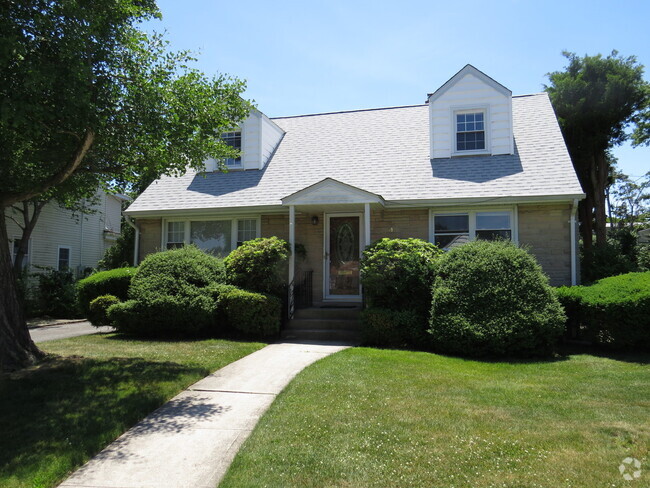 Building Photo - Updated 4 Bedroom 2 Bath Cape Rental