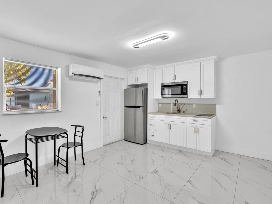 Photo - 4941 SW 44th Ave Apartamento