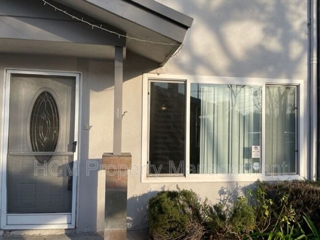 Photo - 2835 E 5th St