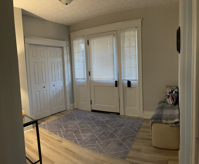 Foyer - 3819 Applegate Ave Unidad 1