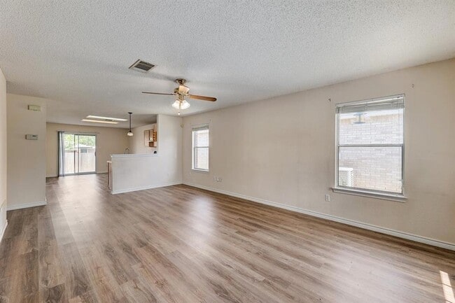 Photo - 2101 Parksville Way