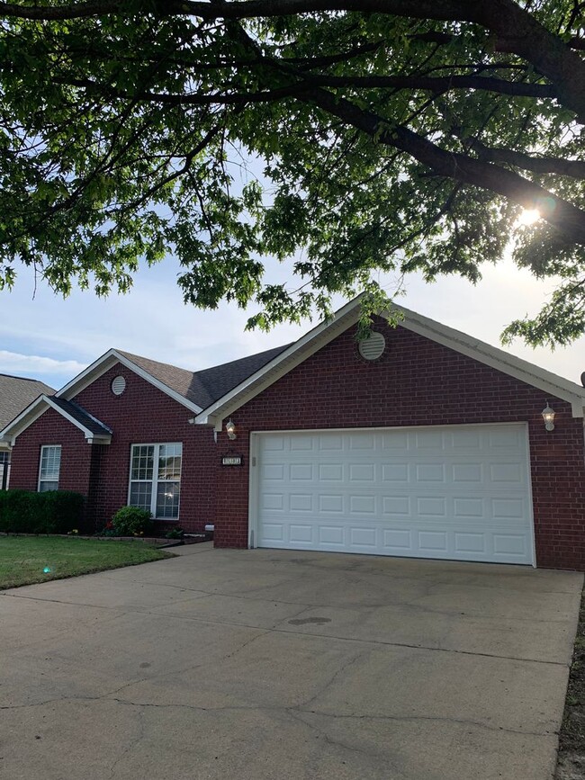 3 Bed 2 Bath/2 Car Garage and Fenced in Yard! - 3 Bed 2 Bath/2 Car Garage and Fenced in Yard! House