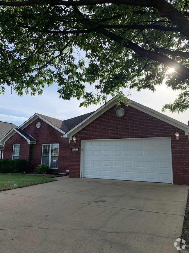 Building Photo - 3 Bed 2 Bath/2 Car Garage and Fenced in Yard! Rental