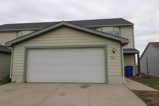 Building Photo - Spacious Town home for rent!