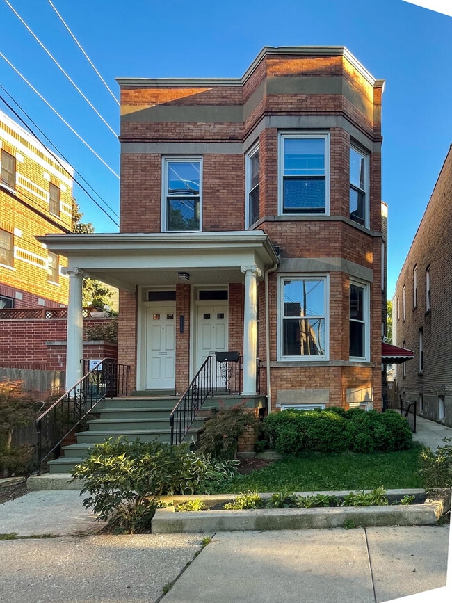Building Photo - 1613 W Berwyn Ave Unit 1