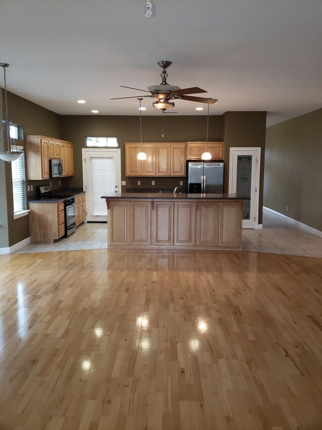 Building Photo - LARGE 3 BED 2 BATH HOUSE IN LAKE CALIFORNIA