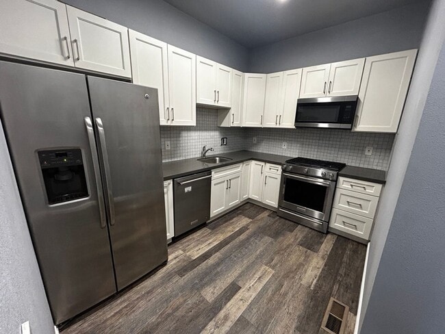 Building Photo - Renovated 2BR Home with Parking & Outdoor Space – Near Lake Merritt
