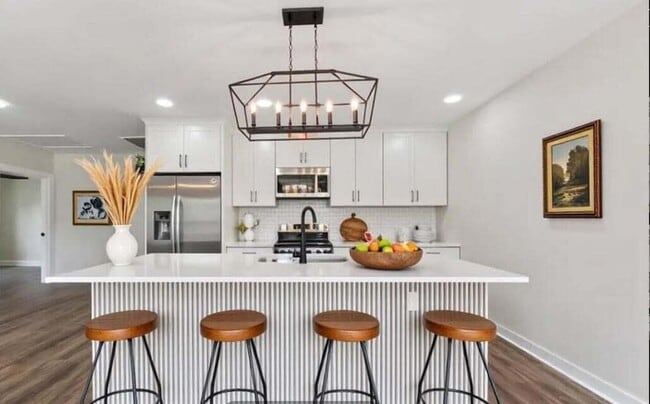 Photo - 2136 Commander Rd