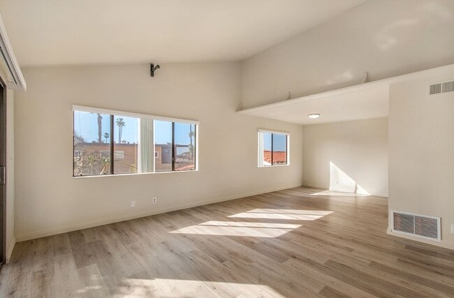 Photo - 325 Encino Ln