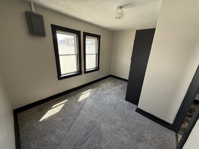 Photo - 710.5 W 8th St