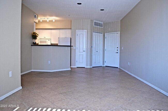 Photo - 1701 E Colter St Unidad 185