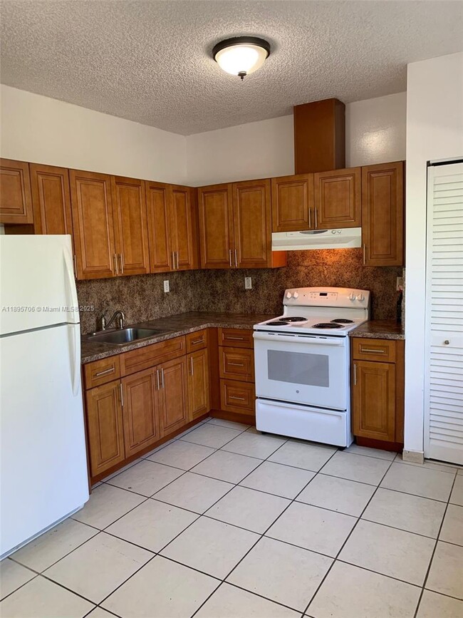 Building Photo - 452 SW 10th St Unit 3