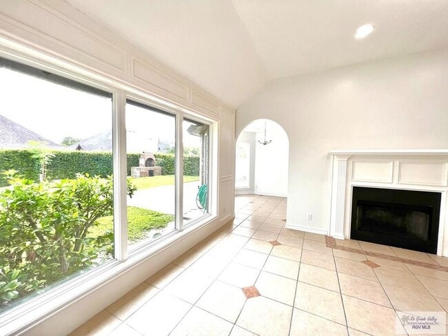 Photo - 560 Geraldine Ln