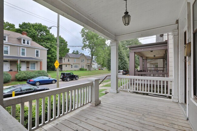 Photo - Large 5 Bedroom North Campus Townhouse - 1...