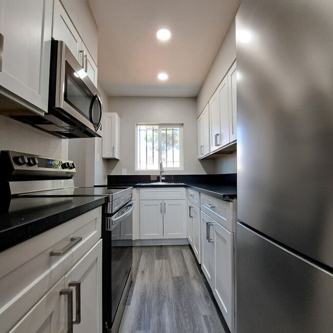 Building Photo - 320 N 10th St Unit B