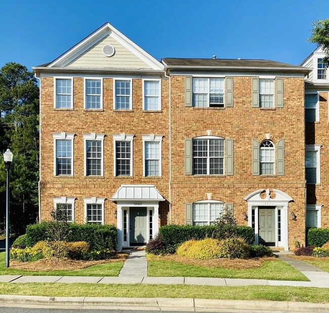 Building Photo - Heart of Ballantyne! Beautiful End Unit T...