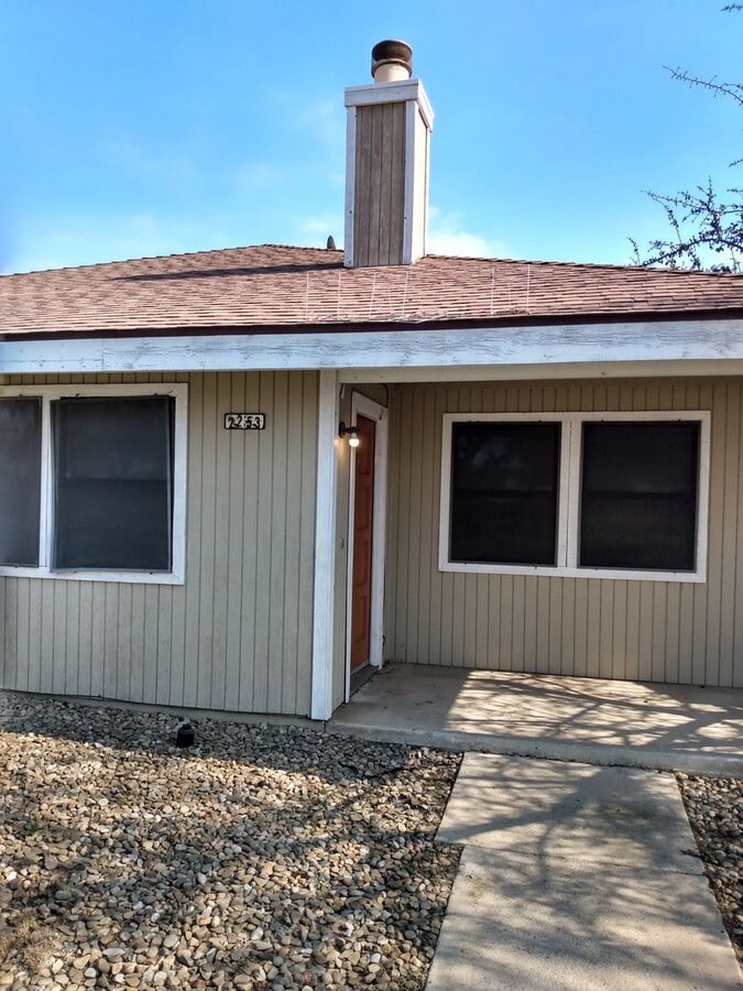Available in Hanford! 3 bedroom, 2 bath Patio Home - Available in Hanford! 3 bedroom, 2 bath Patio Home