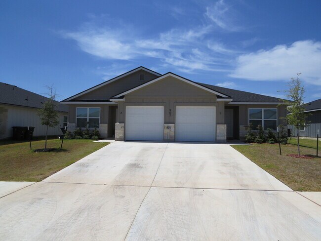 Building Photo - 907 Switchgrass Dr Unit B