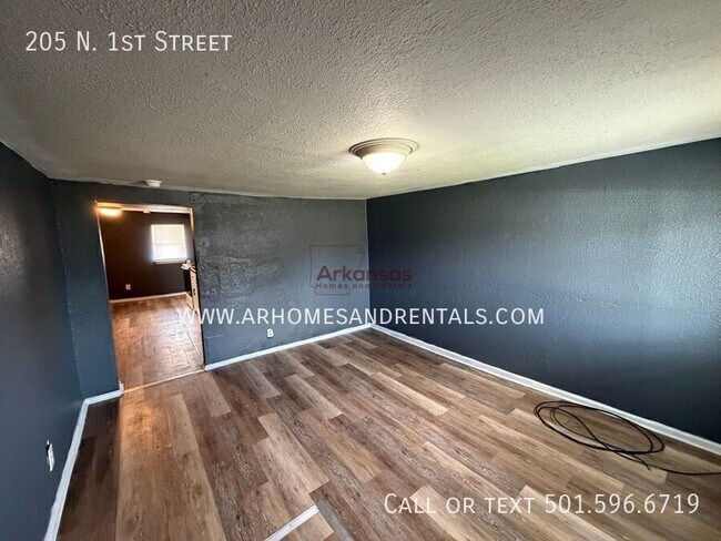 Photo - 205 N 1st St