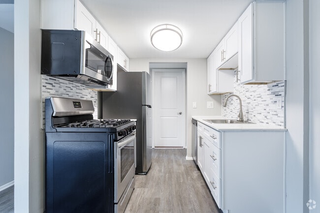 2 BR, 1 BA - 905 SF