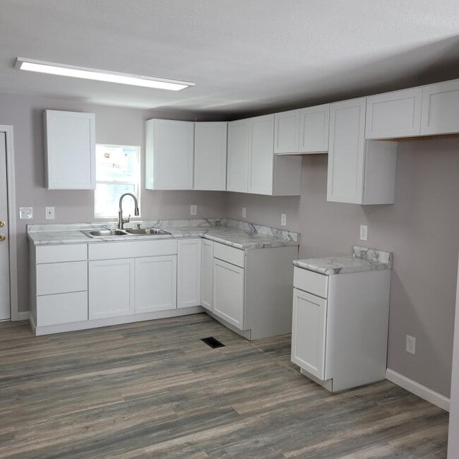 Photo - 804 Westbourne Ave