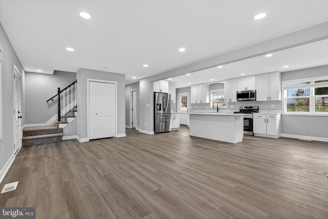 Building Photo - 2403 Kingsway Rd