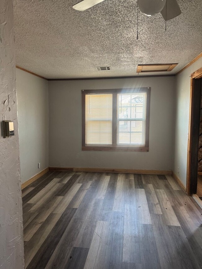 Photo - Adorable 1/1 bathroom fenced in yard