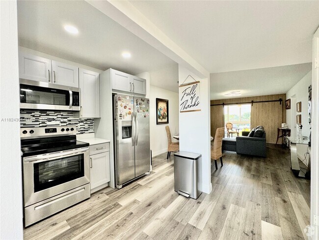 Building Photo - 8305 Sunrise Lakes Blvd Unit 302 Rental