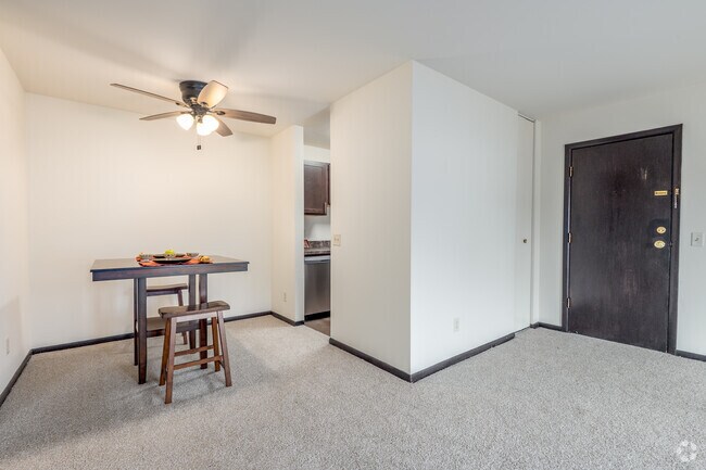 1BR, 1BA - 695SF - Dining Room