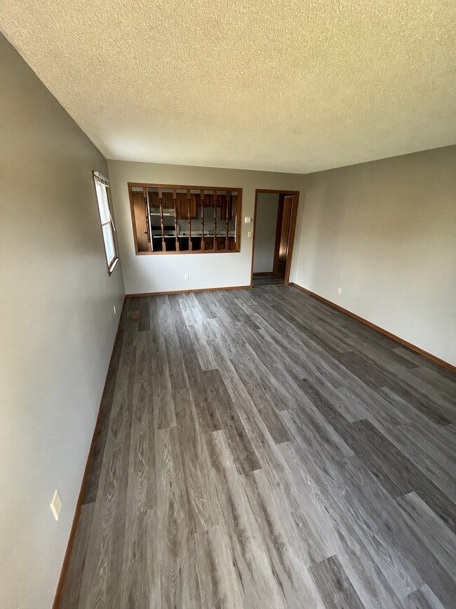 Building Photo - "2-Bedroom Duplex in Sidney, OH - 342 West Parkwood!"