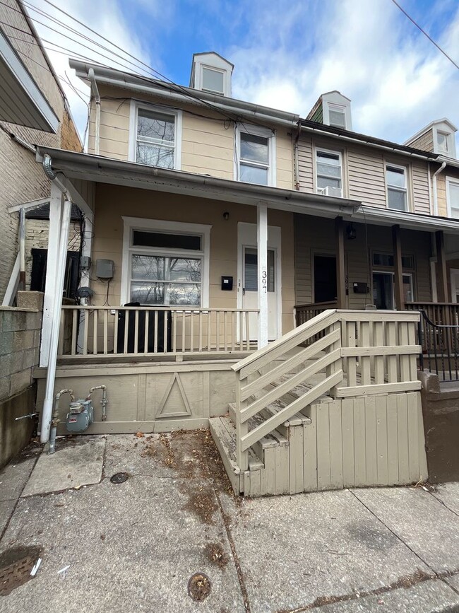 Building Photo - Spacious 3-bedroom home available for rent in Allentown available immediately